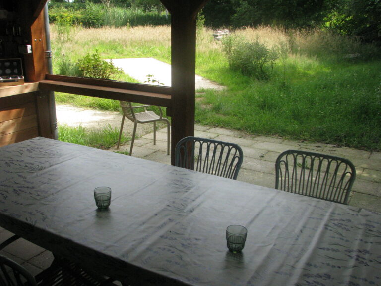 De veranda met achterliggende Jeu des Boules baan