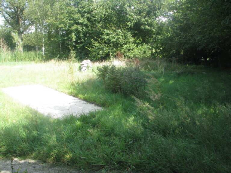 uitzicht vanaf veranda over Jeu des Boules Baan